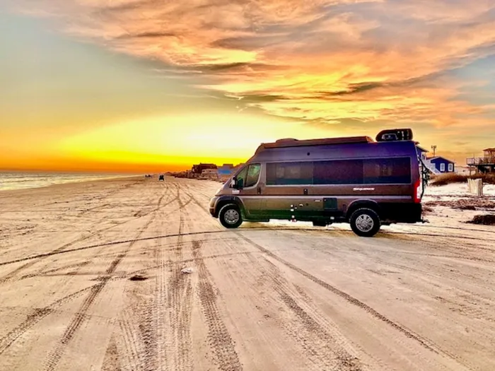 Thor NEW! camper van rental in Gurnee Illinois exterior view