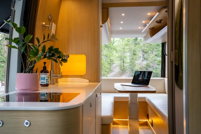 "Sunnie" | Noovo Plus - Heat/AC, Shower, Sleeps 4 camper van