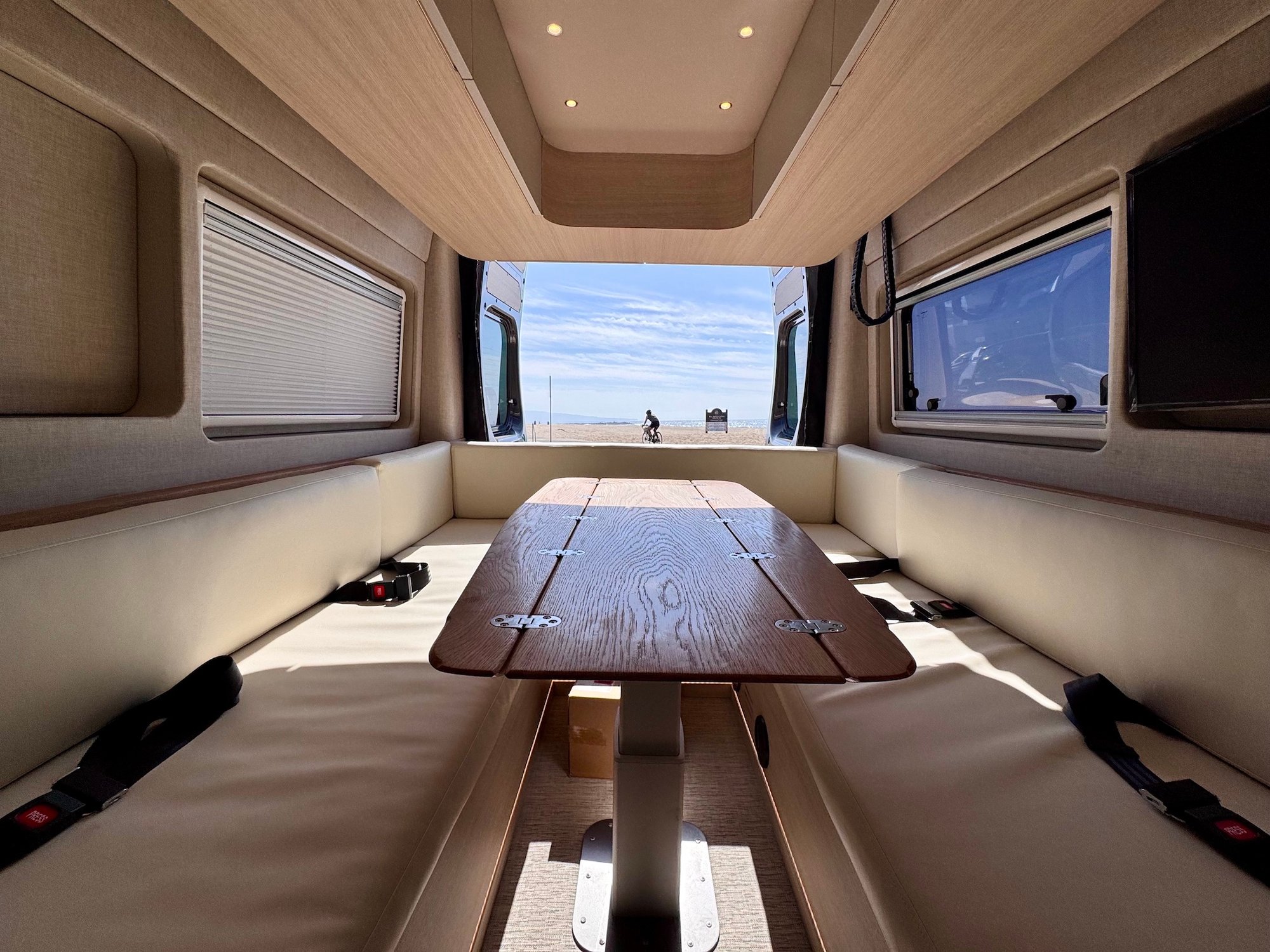 2025 Noovo Plus Rental Los Angeles - convertible dinette 2025 Noovo Plus Rental Los Angeles - convertible dinette