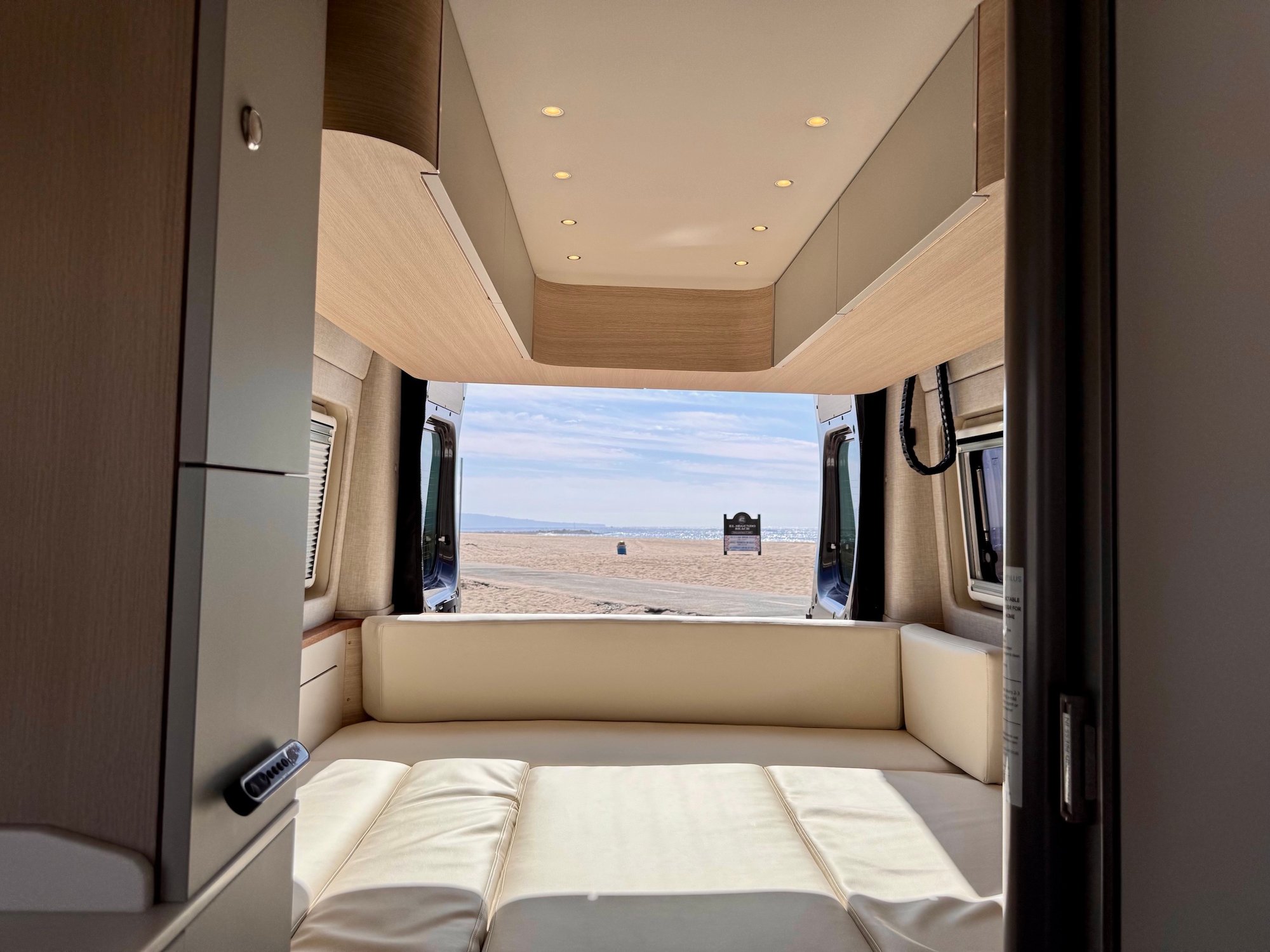 2025 Noovo Plus Rental Los Angeles-convertible dinette  queen size bed-1 2025 Noovo Plus Rental Los Angeles-convertible dinette  queen size bed-1