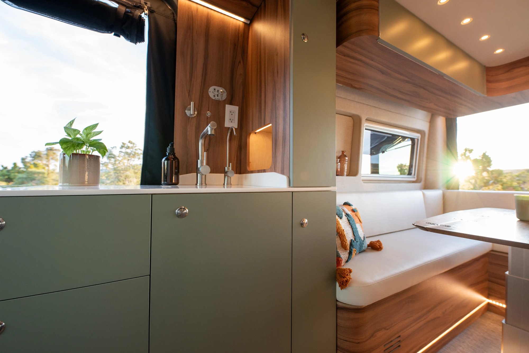 Noovo Plus kitchen-lounge