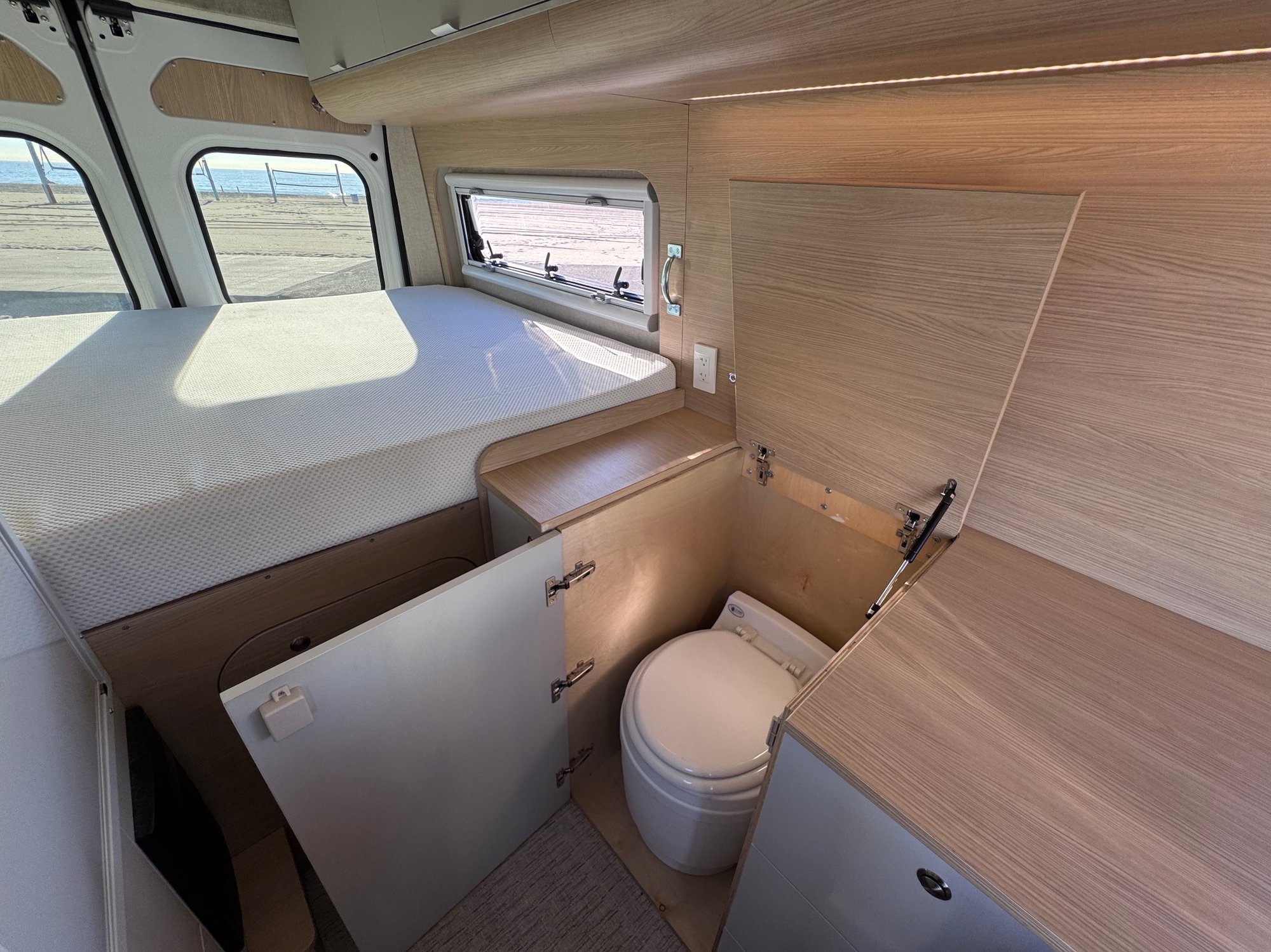 Noovo Lite for sale in los angeles with cassette toilet-1