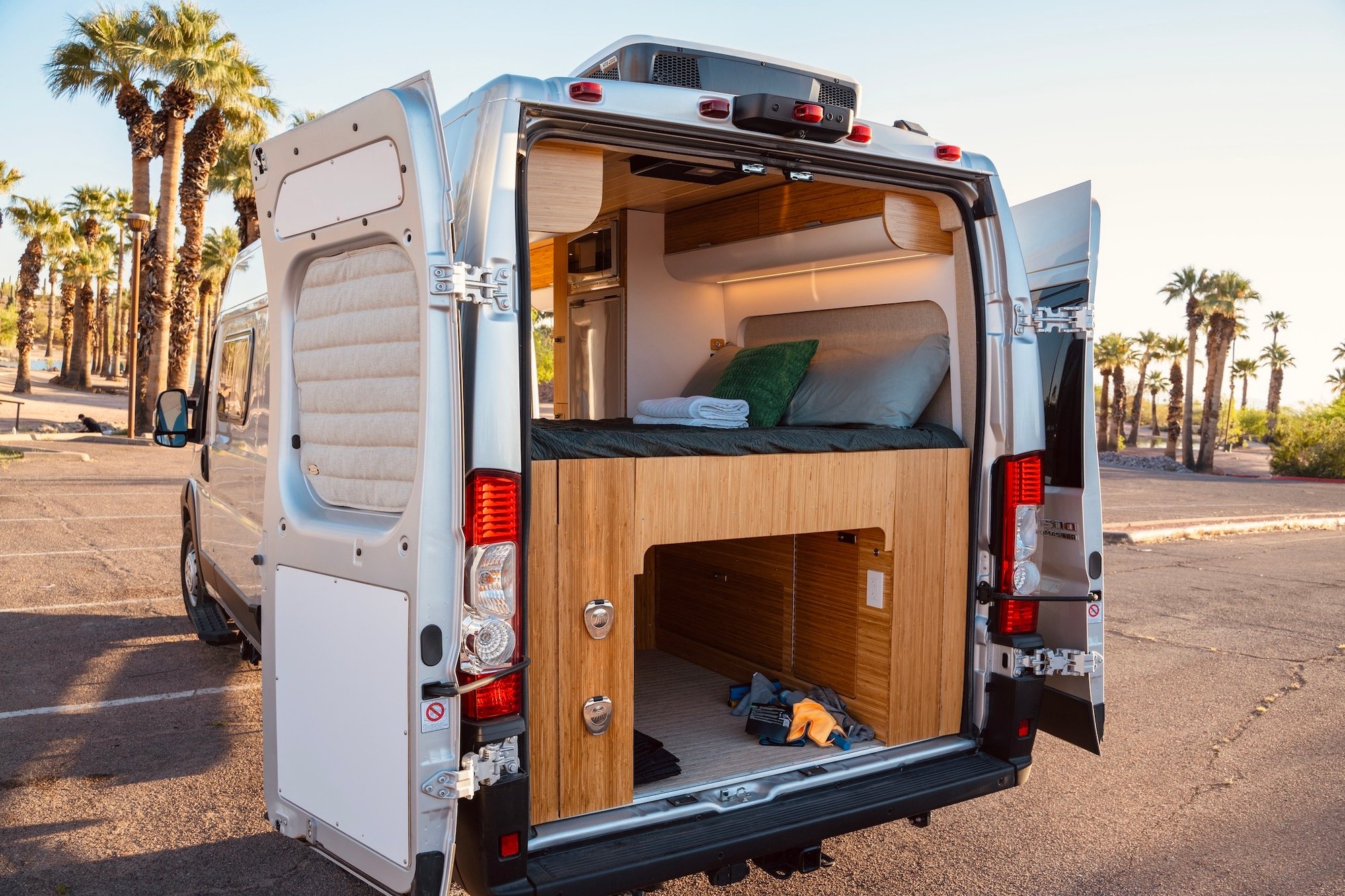 Noovo Lite-campervan-rental-Sylvan-exterior-10-1