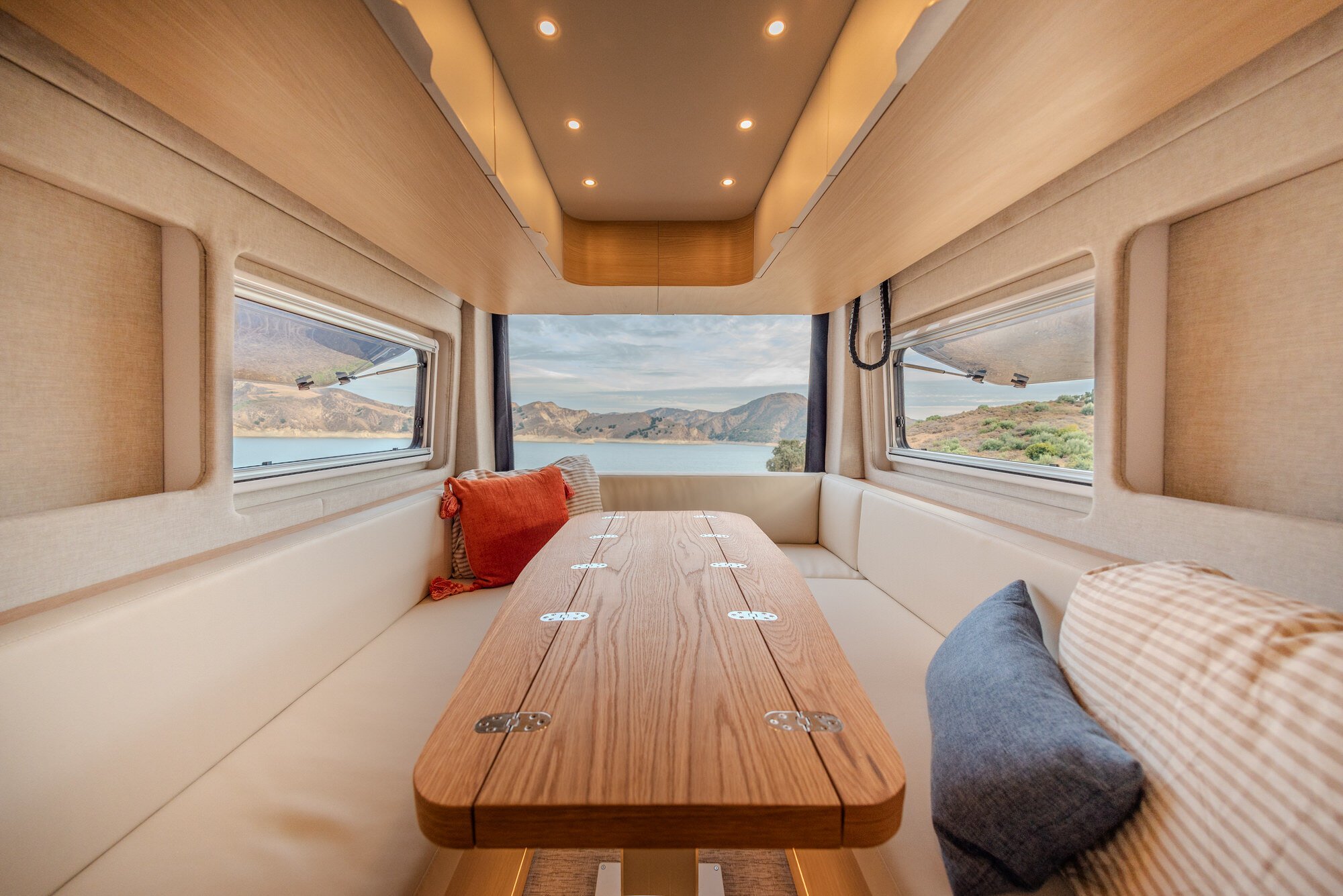 Noovo Plus rental with rear lounge Noovo Plus rental with rear lounge